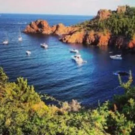 F2 A St Raphael ,2 Minutes A Pied De La Plage. *